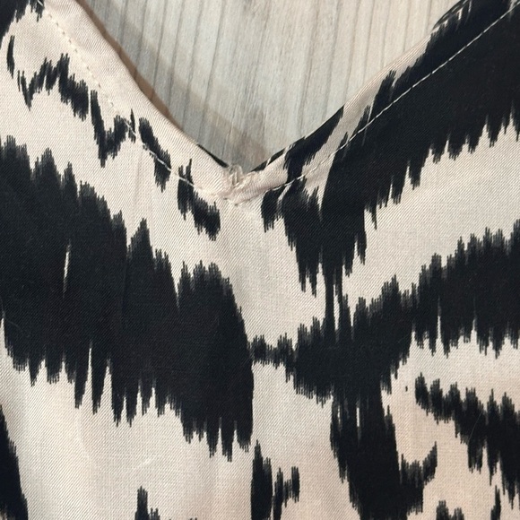 Old Navy Black and White Patterned Maxi Dress - Picture 4 of 11